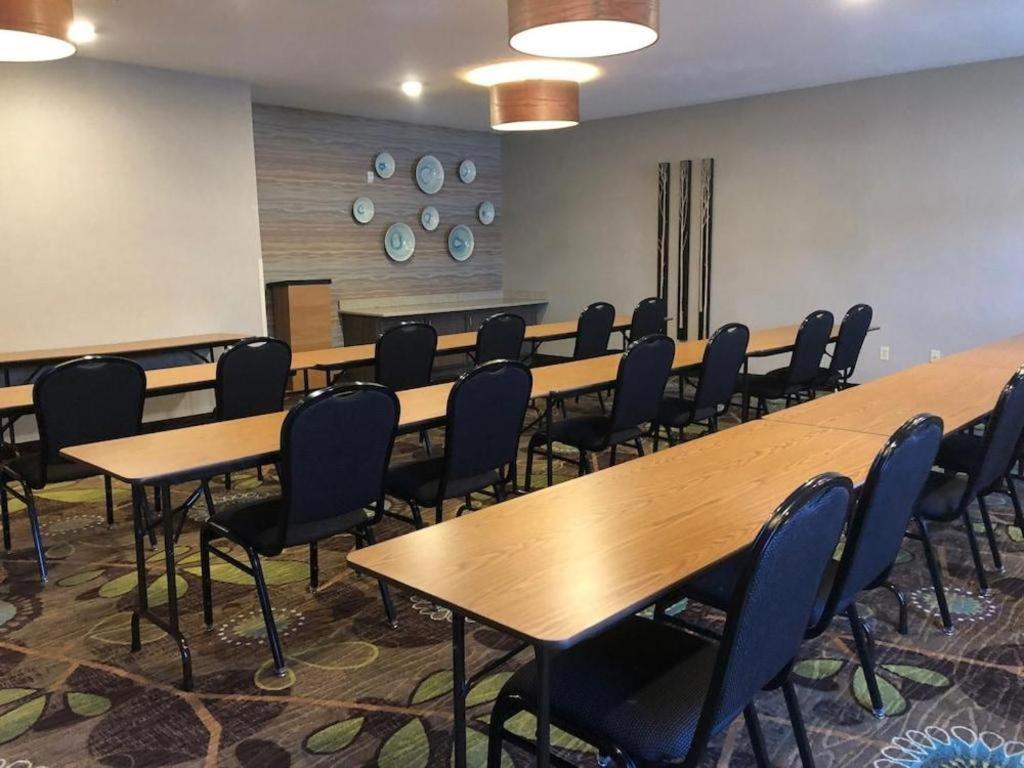 Holiday Inn Express Munising-Lakeview Hotel By Ihg Екстериор снимка