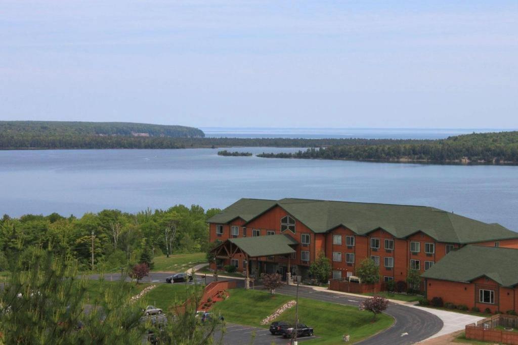 Holiday Inn Express Munising-Lakeview Hotel By Ihg Екстериор снимка