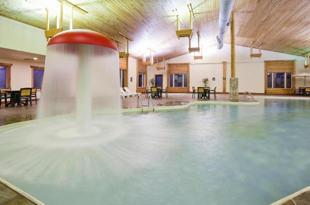 Holiday Inn Express Munising-Lakeview Hotel By Ihg Екстериор снимка